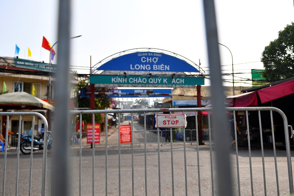 Chợ Long Biên - Chợ đầu mối lớn trong nội thành tạm dừng hoạt động từ trưa ngày 3-8 sau khi phát hiện thêm ca dương tính với Covid-19.